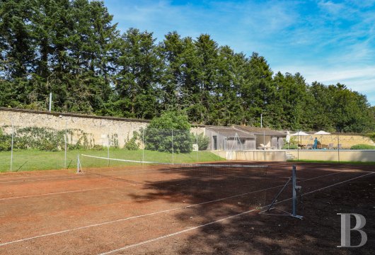 Dans le Perche, au nord-est de Bellême, une maison des 18e et 19e siècle au milieu de grands arbres  - photo  n°44